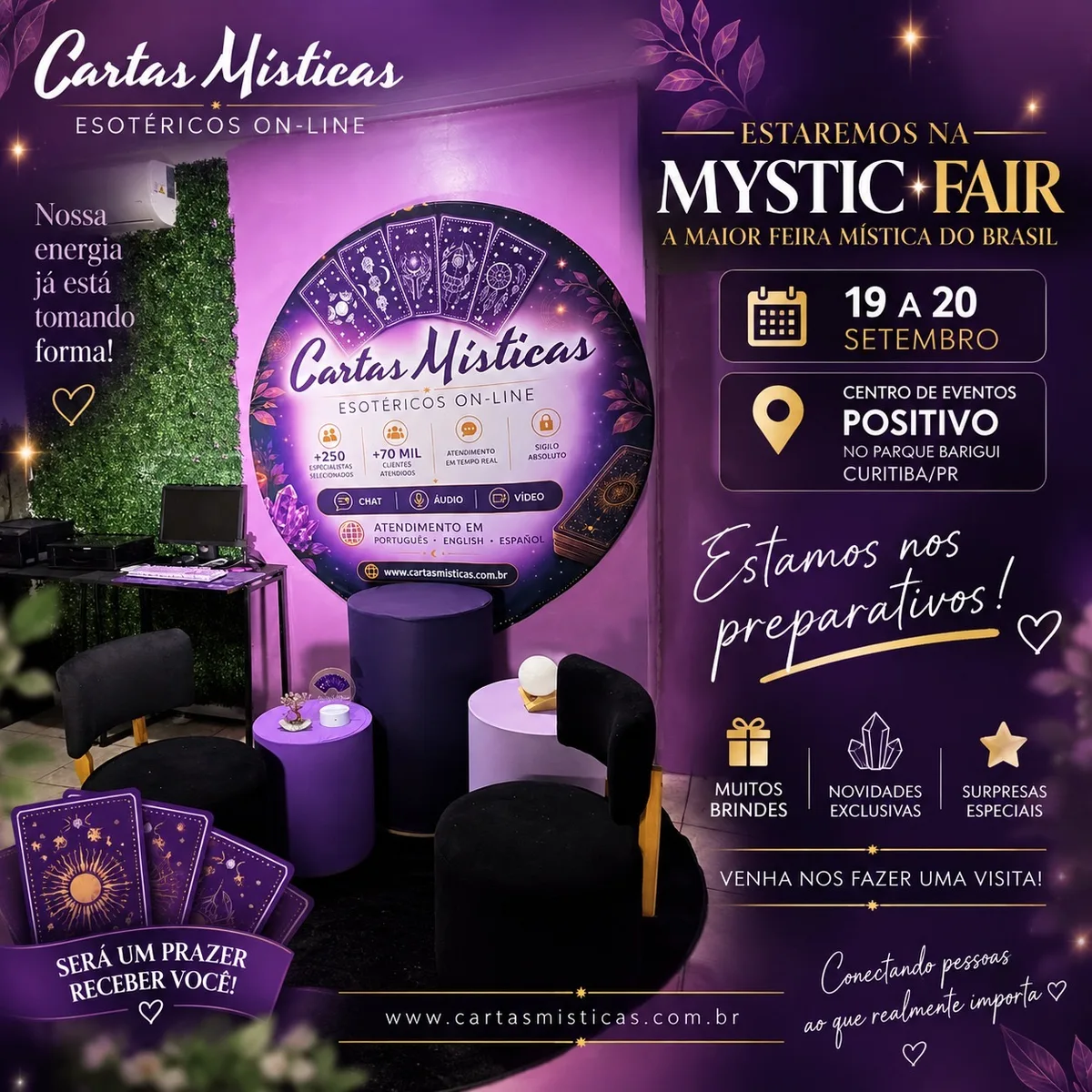 Stand da Cartas Místicas em preparação para a Mystic Fair Curitiba, com painel circular da marca, poltronas e cristais