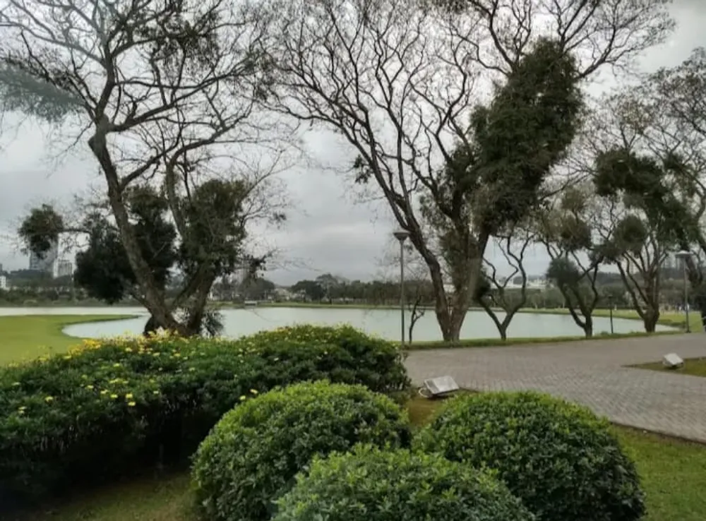 Lago e jardins do Parque Barigui, em Curitiba